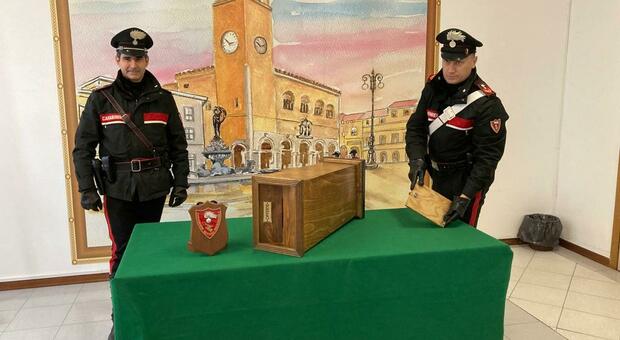 I carabinieri con la cassetta delle offerte rubata