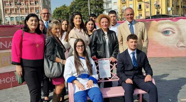 Nastro rosa, una panchina per la lotta ai tumori: ragazzi a Napoli in campo per la prevenzione