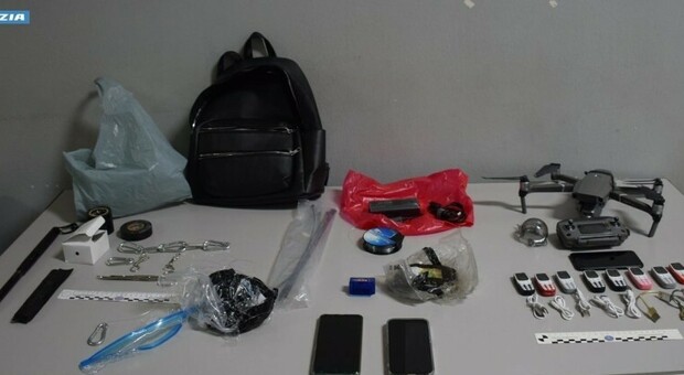 Droga e cellulari consegnati con il drone in carcere: due arresti