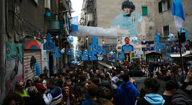 La festa al murale di Maradona