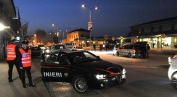 Guida a fari spenti ​e a folle velocità Ubriaco arrestato dai carabinieri
