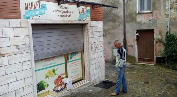 Il supermercato chiude i battenti Varano rimane senza servizi