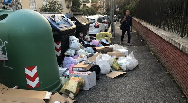 Caos rifiuti a Roma, l'ordine dei medici lancia l'allarme: «Subito una soluzione o è emergenza sanitaria»