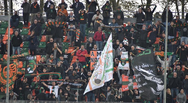 I tifosi del Venezia assiepato in curva allo stadio Penzo