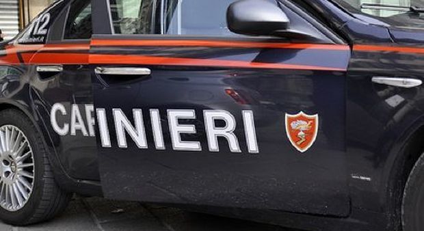Caserta, minaccia i carabinieri con un'ascia, dà fuoco ad uno scooter e si barrica in casa