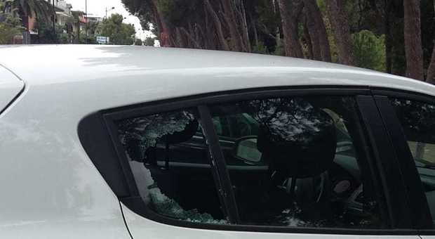 Porto Sant'Elpidio, trova il finestrino dell'auto spaccato, sparita la borsetta