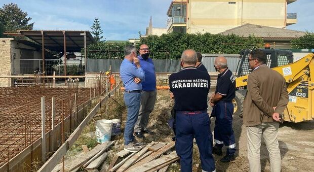Attentato al cantiere della caserma dei carabinieri: in fiamme camion