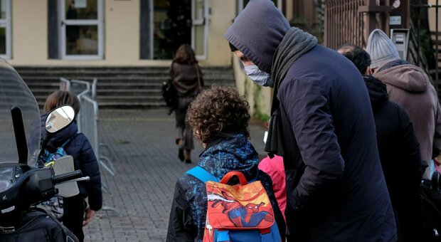 Campania, 181mila alunni delle medie tornano a scuola: la mappa, i problemi