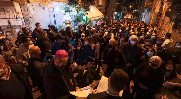 Pasqua a Napoli, l'arcivescovo Battaglia tra i vicoli e una Via Crucis per la pace: «Confido nei giovani»