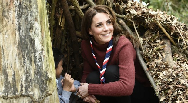 Kate Middleton versione scout, nel rifugio sull'albero con i bambini