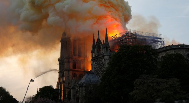 Notre-Dame, i vescovi: «Anni di lavoro per la ricostruzione». Sgarbi: «Riaperta nel 2029»