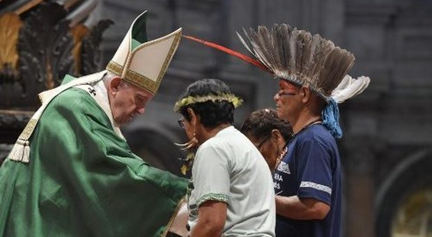 Papa infastidito dagli sfottò agli indigeni: che differenza c'è tra i tricorni dei vescovi e le piume?