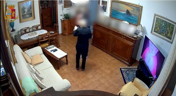 La telecamera riprende la truffa subita in casa da un'anziana di San Basilio