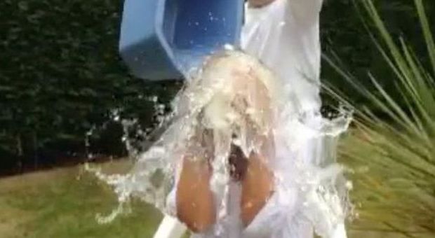 L'ice bucket challenge va a finire male: una donna scivola e sbatte la testa, salva per miracolo