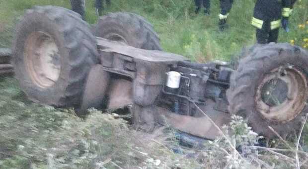 Incidente stradale sulla provinciale: si ribalta col trattore. Morto un 57enne