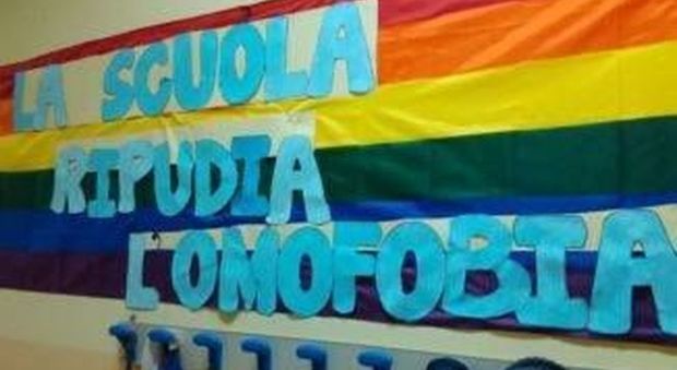 Casamarciano, rimosso striscione anti-omofobia: il sindaco scrive al ministro Fedeli