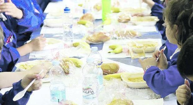 Il pasticciaccio della refezione: a Napoli è scontro sui panini a scuola