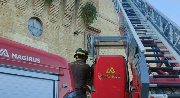 Crolla parte del tetto di un edificio storico: la verifica dei vigili del fuoco