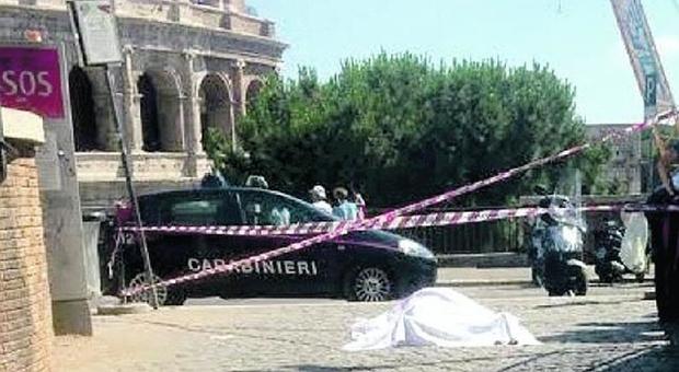 Roma, turista austriaco muore davanti al Colosseo: e il corpo resta a terra