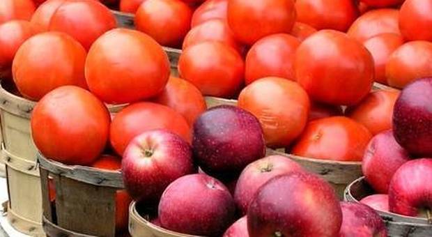Tre mele al giorno e due pomodori riparano i polmoni degli ex fumatori