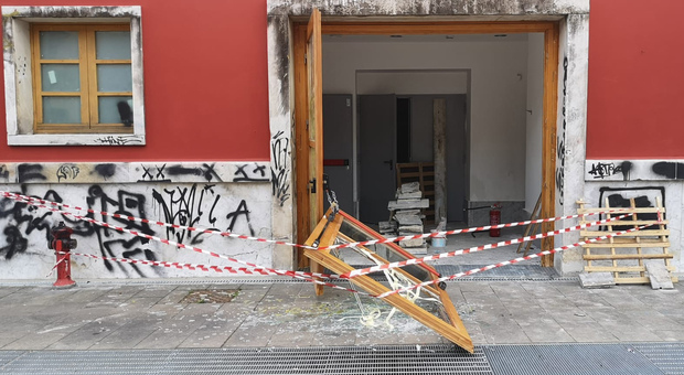 Avellino, il teatro Eliseo sta morendo: i vandali sono più veloci della Fondazione