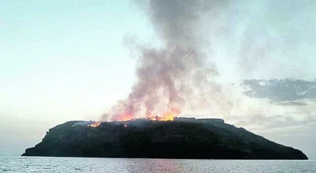 Precipita una mongolfiera, isola di Santo Stefano in fiamme