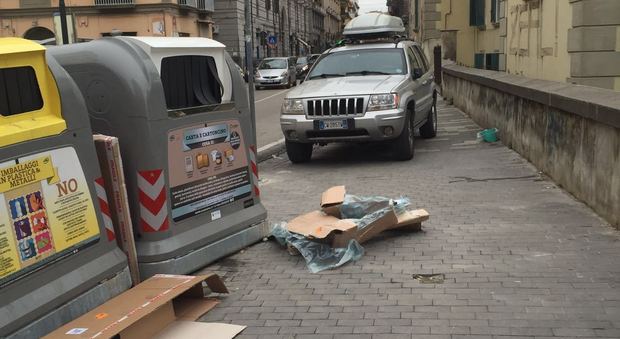 Il tuo WhatsApp | Corso Vittorio Emanuele tra sosta selvaggia e marciapiedi sporchi