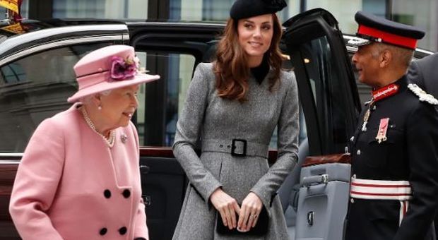 Kate Middleton e la Regina Elisabetta per la prima volte sole, ecco perché