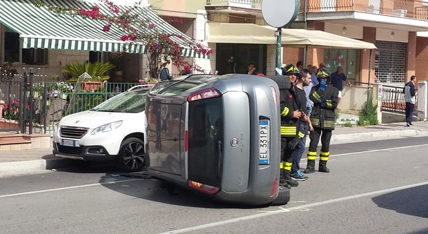 L'auto rovesciata a Porto Sant'Elpidio