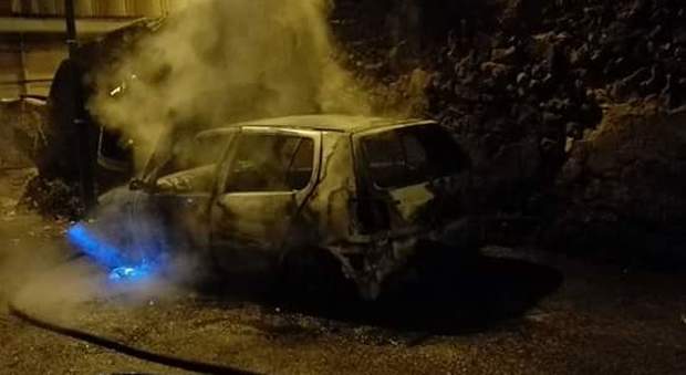 Torre Annunziata, riparte la scia di fuoco: un'altra auto in fiamme