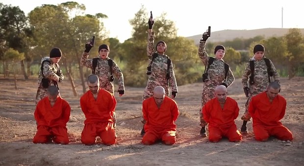 Isis, l'ultimo video dell'orrore: bambini uccidono cinque prigionieri