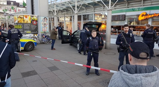 Germania, con l'auto contro la folla: tre persone investite, un morto. L'uomo fermato a colpi di pistola