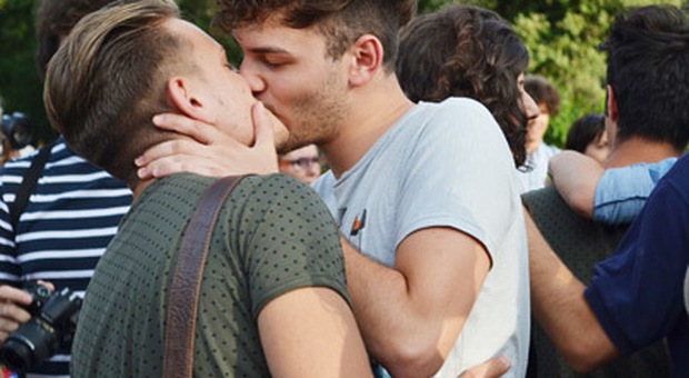 Pescara, bacia il fidanzato: gay inseguito in auto e minacciato