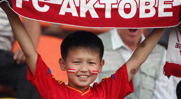Il giovane tifoso kazako dell'FC Aktobe