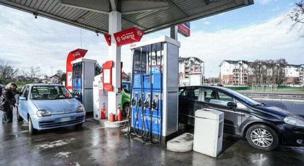 Benzina sopra i 2 euro a Roma, da oggi l'obbligo di esporre il prezzo medio dei carburanti: ecco dove costa di più