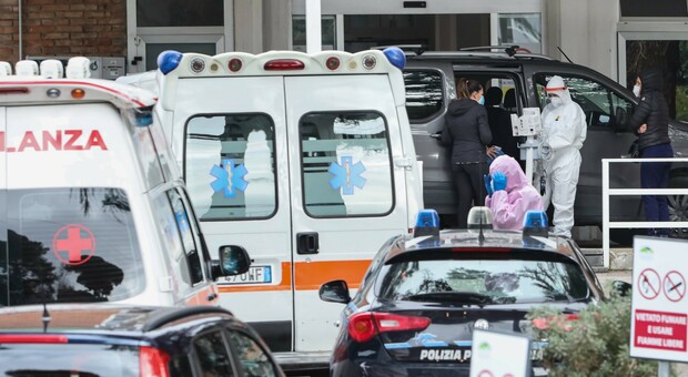 Covid a Napoli, ospedali in trincea: «Boom di casi tra i fragili»
