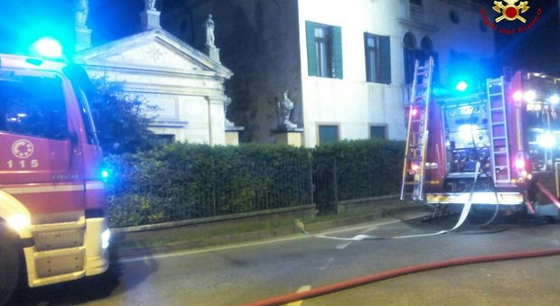 Incendio a Villa Todeschini, pompieri al lavoro nell'edificio seicentesco