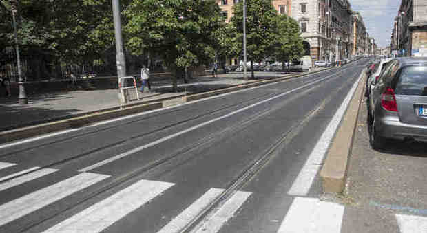 Roma, ragazza di 17 anni investita da un tram all'Esquilino: è grave