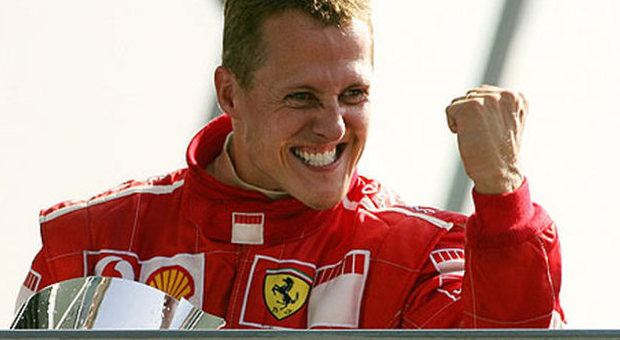 Migliorano le condizioni di Michael Schumacher: "Tiene gli occhi aperti e fa cenni con il capo"