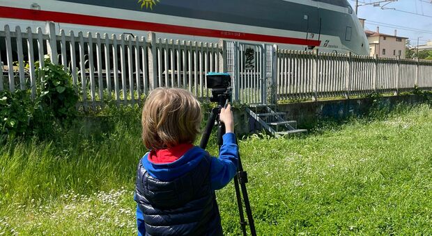 Mattia, lo youtuber bambino che filma i treni dell’Adriatica. E i macchinisti lo salutano