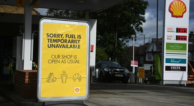 Crisi benzina, caos in Gran Bretagna. Distributori chiusi, Johnson (per ora) esclude l'esercito