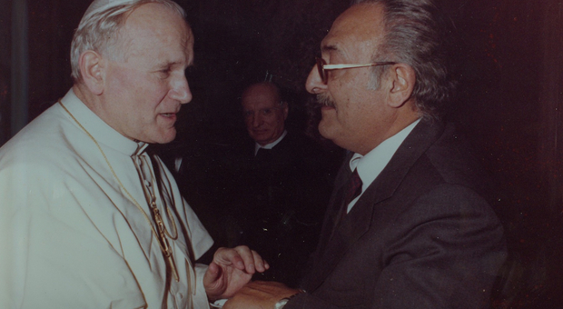 L'allora rettore Luciano Merigliano con Papa Giovanni Paolo II