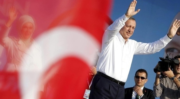 Erdogan mette il bavaglio alla libertà di stampa: irruzione nelle redazioni d'opposizione