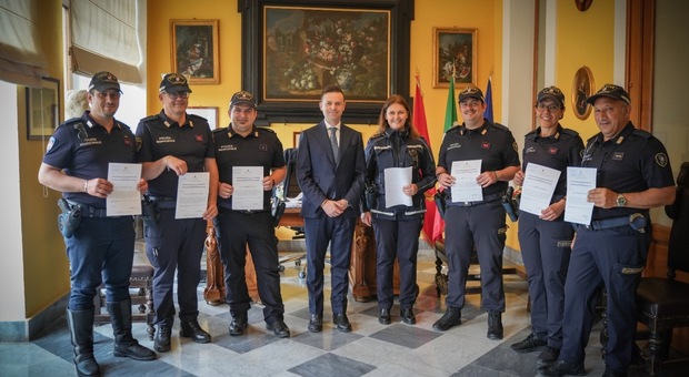 Il sindaco di Sorrento con la comandante ed i sei agenti destinatari degli encomi