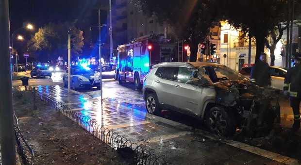 Bottiglia incendiaria contro l'auto di un carabiniere: l'attentato in pieno centro