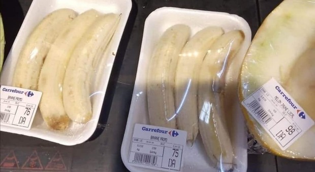 Banane sbucciate in vendita al supermercato, è giallo social. «L'uomo è l'involuzione della scimmia»
