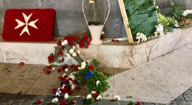 Ladri in azione a piazza Mignanelli: rubati i fiori della Madonna dell'Immacolata