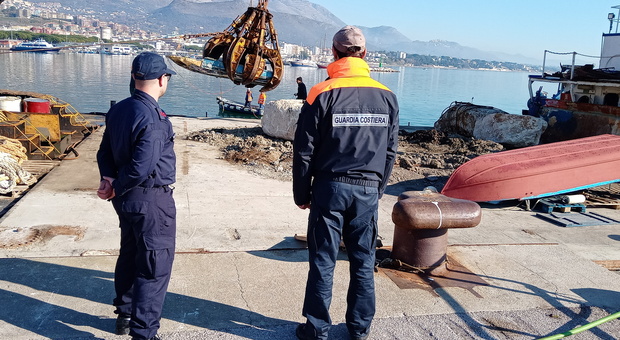 Le operazioni di recupero dei natanti al porto di Formia