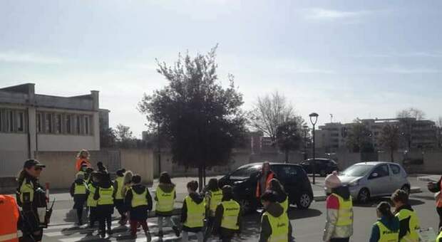 Scuola, il progetto per la sostenibilità a Lecce: i bambini accompagnati a piedi da volontari