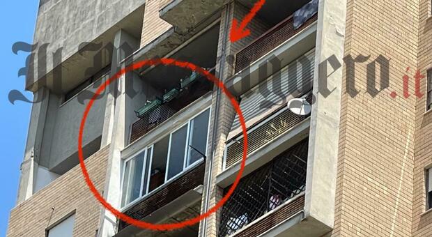 Clan Di Silvio, i carabinieri sgomberano l'appartamento ai "Palazzoni" dove fu girato il video rap